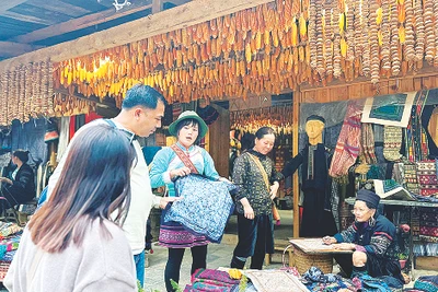 Du khách nước ngoài thích thú với các sản phẩm thổ cẩm tại bản Cát Cát.