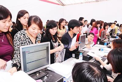 Người dân kê khai nộp thuế thu nhập cá nhân tại Chi cục thuế khu vực I. Ảnh: SONG ANH