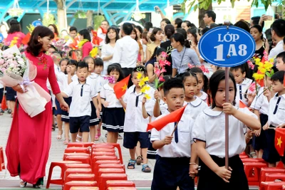 Chính sách tiền lương và phụ cấp để nhà giáo yên tâm cống hiến là vấn đề nhận được nhiều ý kiến đóng góp. Ảnh: HẢI NAM