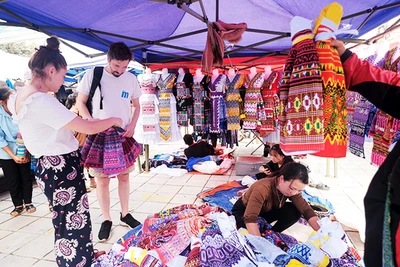 Chọn mua trang phục H’Mông làm quà.