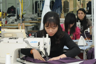 Doanh nghiệp dệt may đang cố gắng duy trì sản xuất giữ ổn định lao động. Ảnh: BẮC SƠN