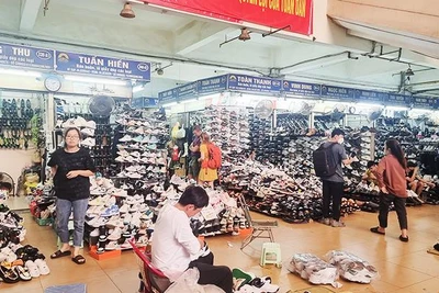 Giày, dép nhái thương hiệu bày bán công khai tại chợ Đồng Xuân (Hà Nội).