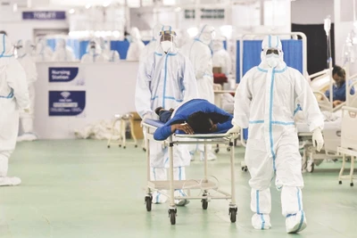 Nhân viên y tế trong bệnh viện dã chiến ở Ấn Độ tháng 4/2020. Ảnh: REUTERS