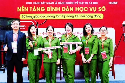 Các đại biểu tại lễ ra mắt nền tảng “Bình dân học vụ số”.