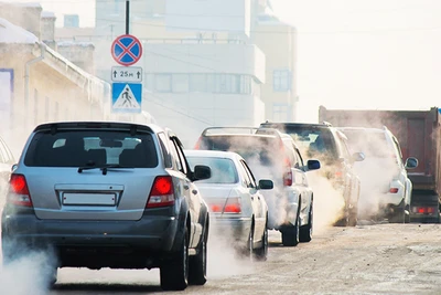 Khí thải từ các phương tiện giao thông làm suy giảm chất lượng không khí. Ảnh: ISTOCK