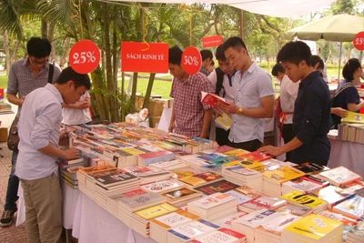 Nhiều bậc lãnh đạo tiền bối và các nhà khoa học luôn coi việc đọc sách là một cách tự học hiệu quả. Ảnh: QUANG HƯNG