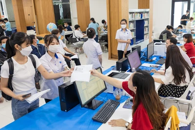 Thí sinh nhập học tại Đại học Quốc gia Hà Nội.