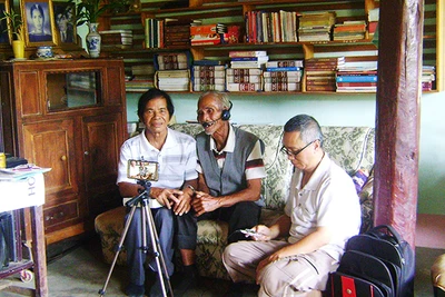 Dịch giả A Jar, nghệ nhân A Lưu, TS Nguyễn Tiến Dũng (từ trái sang) đang ghi âm, ghi hình sử thi ngày 16/4/2017 tại Kon Tum.