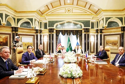 Hai phái đoàn Mỹ (trái) và Nga đàm phán tại Saudi Arabia. Ảnh: SKY NEWS