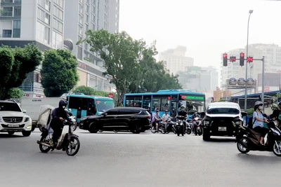 Cần tuân thủ luật khi tham gia giao thông. Ảnh: SONG ANH