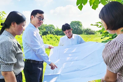 Cán bộ xã Kim Hoa xuống cơ sở giải đáp thắc mắc cho người dân.