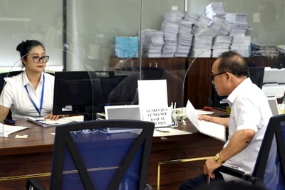 Cần có chế độ chính sách về tiền lương bảo đảm cải thiện được thu nhập cho cán bộ, công chức, viên chức. Ảnh: TTXVN