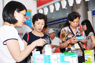 Người tiêu dùng tìm hiểu thông tin các loại dược phẩm lưu hành trên thị trường. Ảnh: HẢI ANH