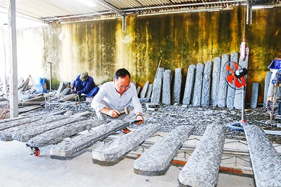 Nhạc sĩ Phương Đông chế tác đàn đá mới. Ảnh: ĐÌNH LÂM