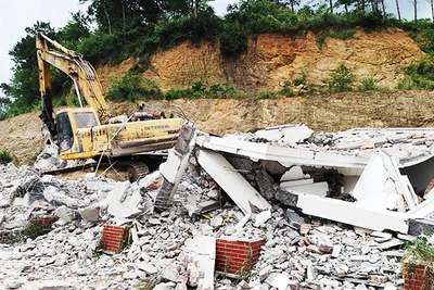 Lực lượng chức năng huyện Tam Dương tháo dỡ công trình xây dựng trái phép trên núi Đinh tháng 7/2024.