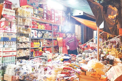 Giá cả các mặt hàng tiêu dùng thiết yếu vẫn dồi dào nhờ chủ động được nguồn cung. Ảnh: BẮC SƠN