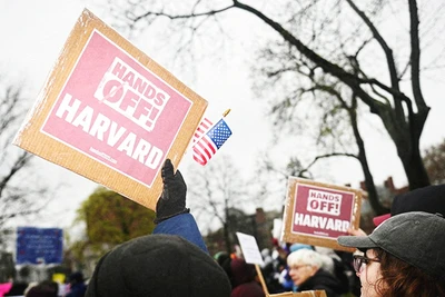 Nhiều người phản đối sự can thiệp của Nhà trắng tại Harvard. Ảnh: REUTERS
