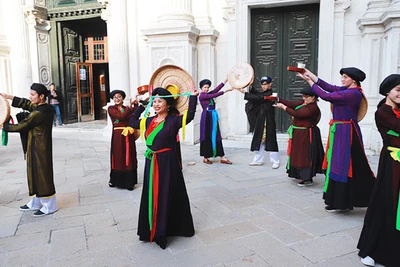 Màn biểu diễn tiết mục mời nước, mời trầu của cô Hường cùng học trò tại Quảng trường Moiser - TP Venice.