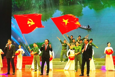 Hào hùng, sống động, trẻ trung. Đó là một số đòi hỏi với nghệ sĩ hôm nay khi truyền tải các ca khúc cách mạng. Ảnh: HOÀNG HOA