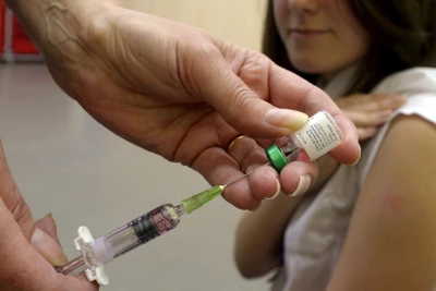 Tiêm vaccine là giải pháp hữu hiệu ngăn ngừa mắc sởi. Ảnh: AP