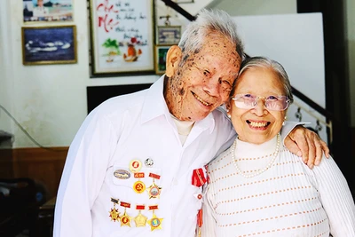 Cựu chiến binh Hồ Thăng Nhuận và vợ.