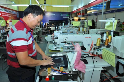 Các doanh nghiệp may mặc đầu tư nhiều máy móc trang thiết bị để tăng năng suất. Ảnh: NAM ANH