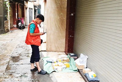 Số lượng đơn hàng có giá trị nhỏ vận chuyển từ nước ngoài về Việt Nam rất lớn. Ảnh: NAM ANH