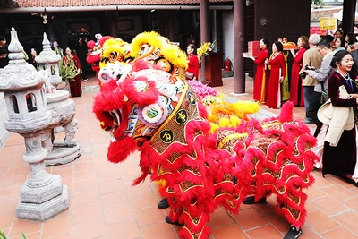 Dâng hương tại đình làng trước khi khai mạc lễ hội.