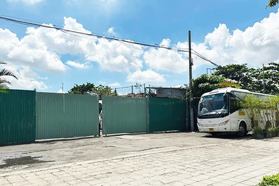 Xe khách Thành Bưởi lập bến “lậu” khắp nơi để chạy xe “dù”.