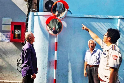 Việc lắp đặt gương cầu lồi tại các kiệt, hẻm được người dân ủng hộ.