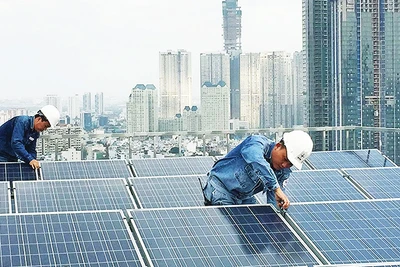 Lắp đặt hệ thống điện mặt trời mái nhà. Ảnh: EVN