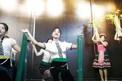 Biểu diễn văn nghệ ở nhà văn hóa xã tại Yên Bái.