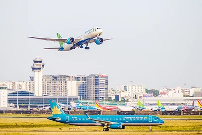 Việc thiếu máy bay đang đẩy giá vé liên tục neo ở mức cao.