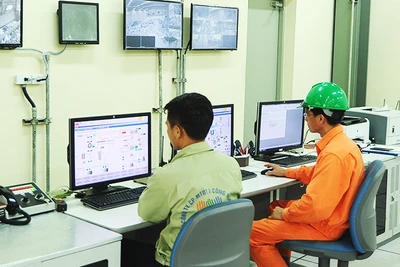 Vận hành tại Nhà máy điện rác Nam Sơn. Ảnh: NGUYỆT ANH