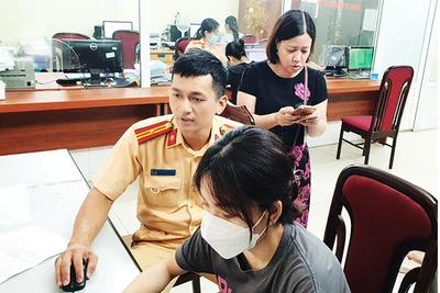 Hướng dẫn người dân làm thủ tục đăng ký xe trên cổng dịch vụ công. 