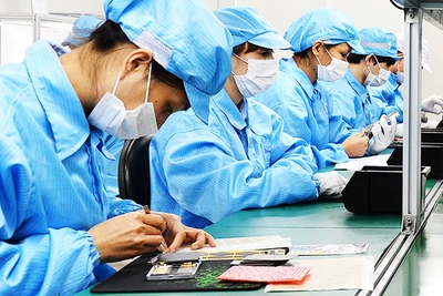 Ở các ngành công nghiệp lớn, doanh nghiệp trong nước chỉ tham gia vào các khâu gia công, lắp ráp. Ảnh: NGUYỆT ANH