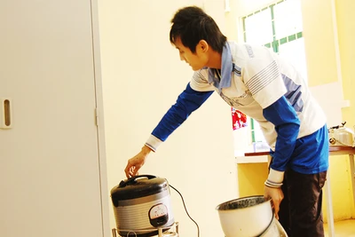 Giá điện tăng dự báo sẽ ảnh hưởng đến chi tiêu của người dân. Ảnh: NAM NGUYỄN