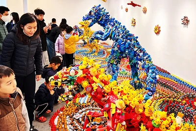 Trẻ em hào hứng tương tác với đồ chơi cũ tại triển lãm.