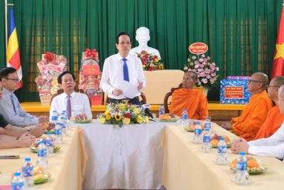 Bộ trưởng Dân tộc và Tôn giáo Đào Ngọc Dung đến thăm và chúc Tết Chôl Chnăm Thmây tại Hội Đoàn kết sư sãi yêu nước thành phố Cần Thơ.