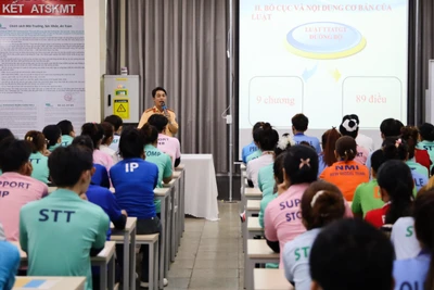 Công an thành phố Cần Thơ tuyên truyền quy định Luật trật tự, an toàn giao thông đường bộ tại Công ty TNHH Taekwang Cần Thơ (phường Phú Thứ, quận Cái Răng).