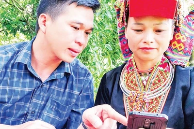 Thành viên tổ công nghệ số cộng đồng tỉnh Thái Nguyên hướng dẫn người dân cài đặt ứng dụng trên điện thoại để phục vụ cuộc sống.