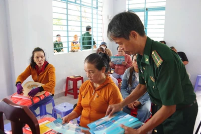 Lực lượng Biên phòng trao tặng áo phao và tài liệu pháp luật cho ngư dân. 