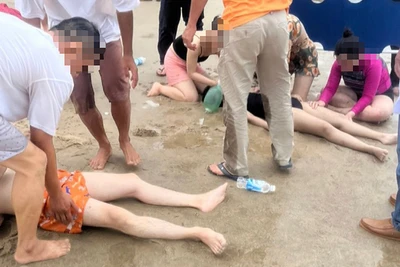 Sơ cứu hai nạn nhân bị nặng ngay tại bờ biển