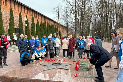 Buổi lễ đặt hoa tưởng niệm các anh hùng trong cuộc chiến tranh vệ quốc tại Quảng trường tưởng niệm các anh hùng ở Smolensk. (Ảnh: Thùy Vân)