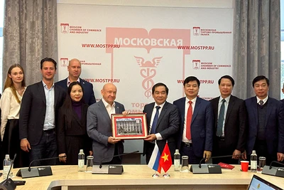 Chủ tịch Phòng Thương mại và Công nghiệp Moskva trao quà lưu niệm cho Đoàn công tác tỉnh Thái Bình. (Ảnh: THÙY VÂN)