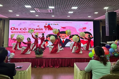 Biểu diễn chào mừng Lễ kỷ niệm Ngày Nhà giáo Việt Nam tại Incentra. (Ảnh: THÙY VÂN)