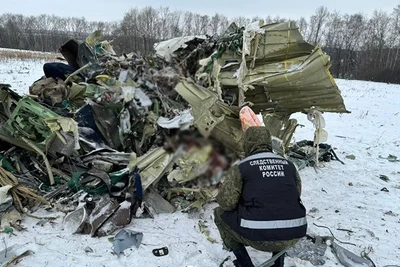 Các mảnh vỡ của máy bay Il-76 tại hiện trường. (Ảnh RIA Novosti)