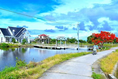 Nhờ sự góp sức của nhân dân, vùng nông thôn Cà Mau có thêm nhiều tuyến đường mới. 