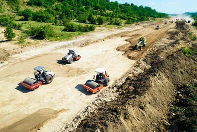 Các đơn vị huy động lực lượng thi công tinh nhuệ và đầu tư máy móc, thiết bị hiện đại thi công cao tốc Cam Lâm-Vĩnh Hảo.