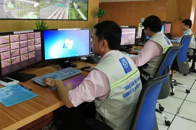 Nhân viên Trung tâm điều hành đường cao tốc Hà Nội-Hải Phòng giám sát giao thông trên tuyến.